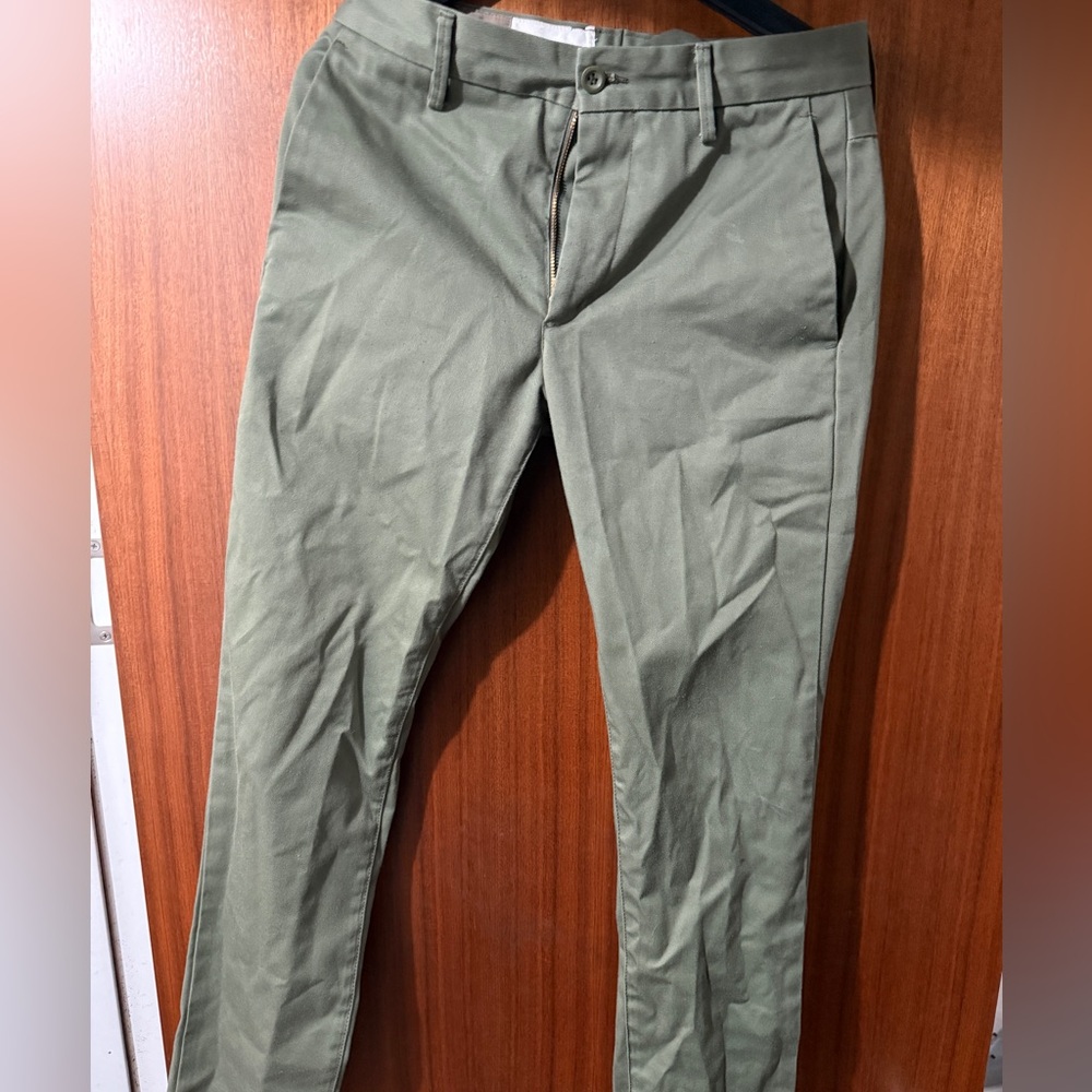 Levi chinos army green
